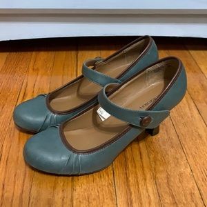 Xhilaration vintage style round toe Mary Jane heels shoes
